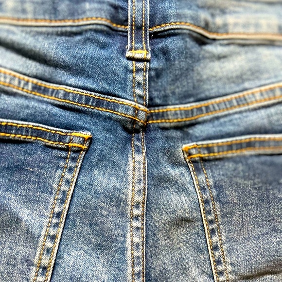 EUC ✅ Celebrity Pink. Be SUMMER ☀️🏝️ READY in these comfy denim shorts  SZ 7/28 - Picture 2 of 5